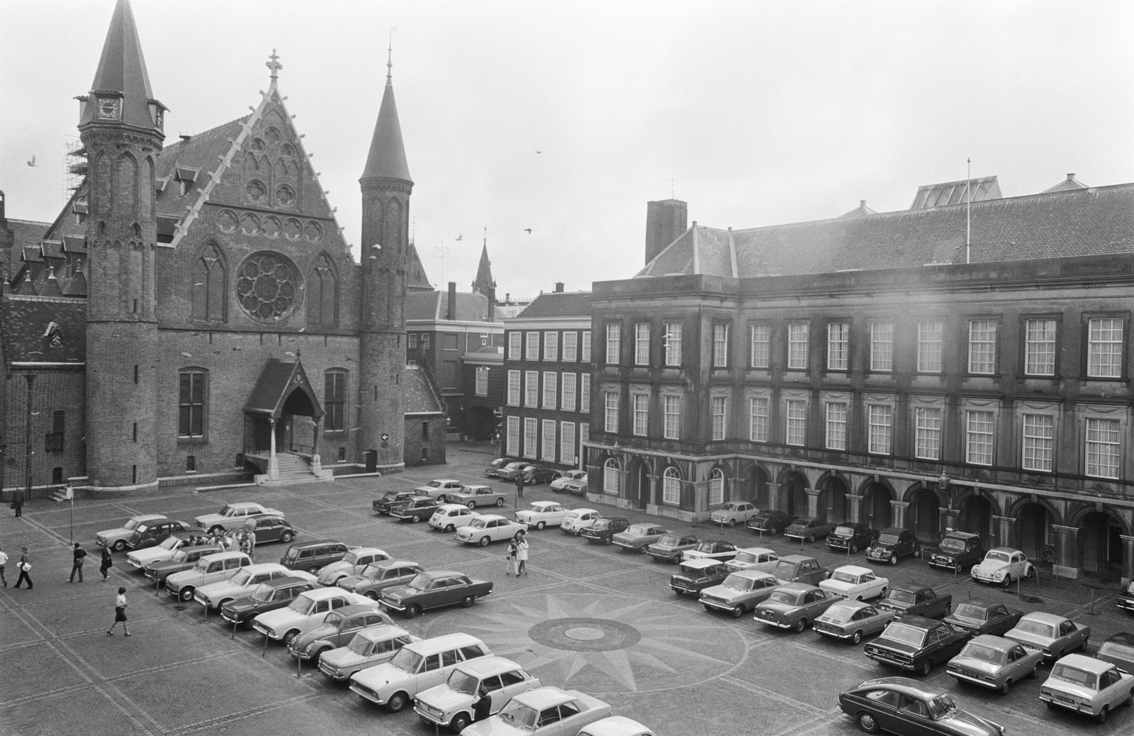 Overzicht van het Binnenhof in Den Haag met de Ridderzaal en het gebouw van de Tweede Kamer, 1969